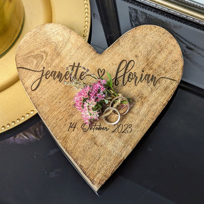 Personalisiertes Holzherz mit Gravur für Eheringe zur Hochzeit: Einzigartiges Ringkissen und unvergessliches Geschenk für das Brautpaar