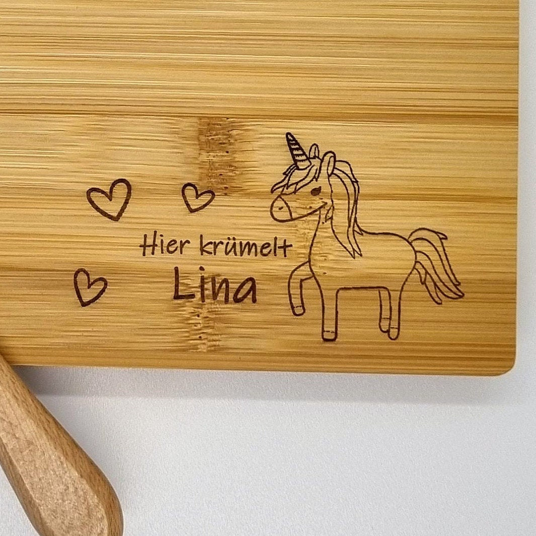 Frühstücksbrett personalisiert aus Bambus Holz mit Namensgravur und Einhorn