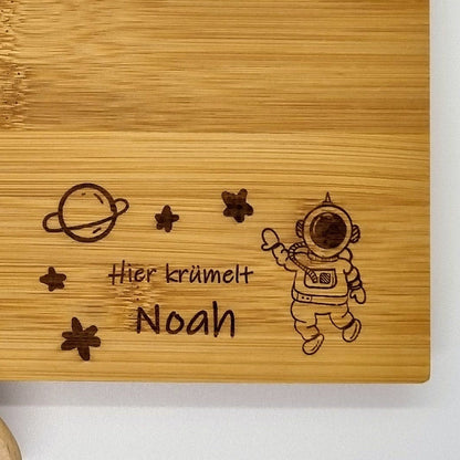 Frühstücksbrett personalisiert aus Bambus Holz mit Namensgravur und Astronaut