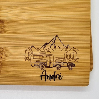 Frühstücksbrett personalisiert aus Bambus Holz mit Namensgravur und Camping-Motiv